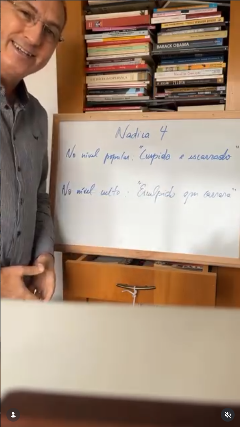 Prof. Nado no quadro branco: cuspido e escarrado
