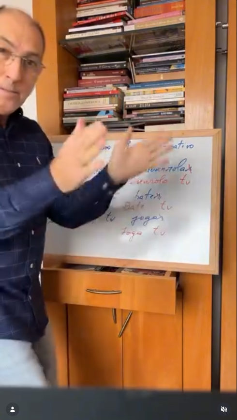Prof. Nado no quadro branco: imperativo de tu