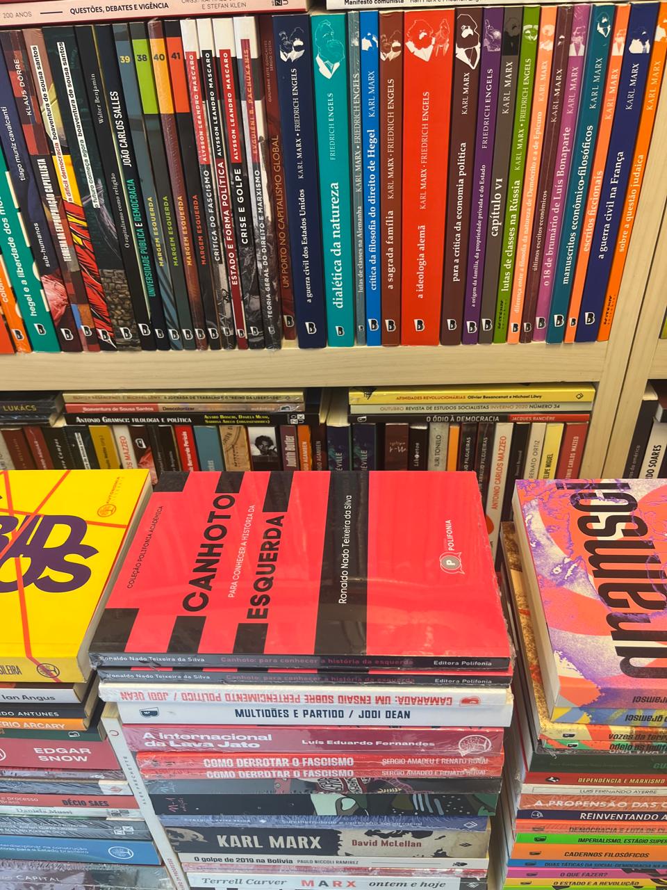 Canhoto na estante, entre Marx, Engels e Gramsci