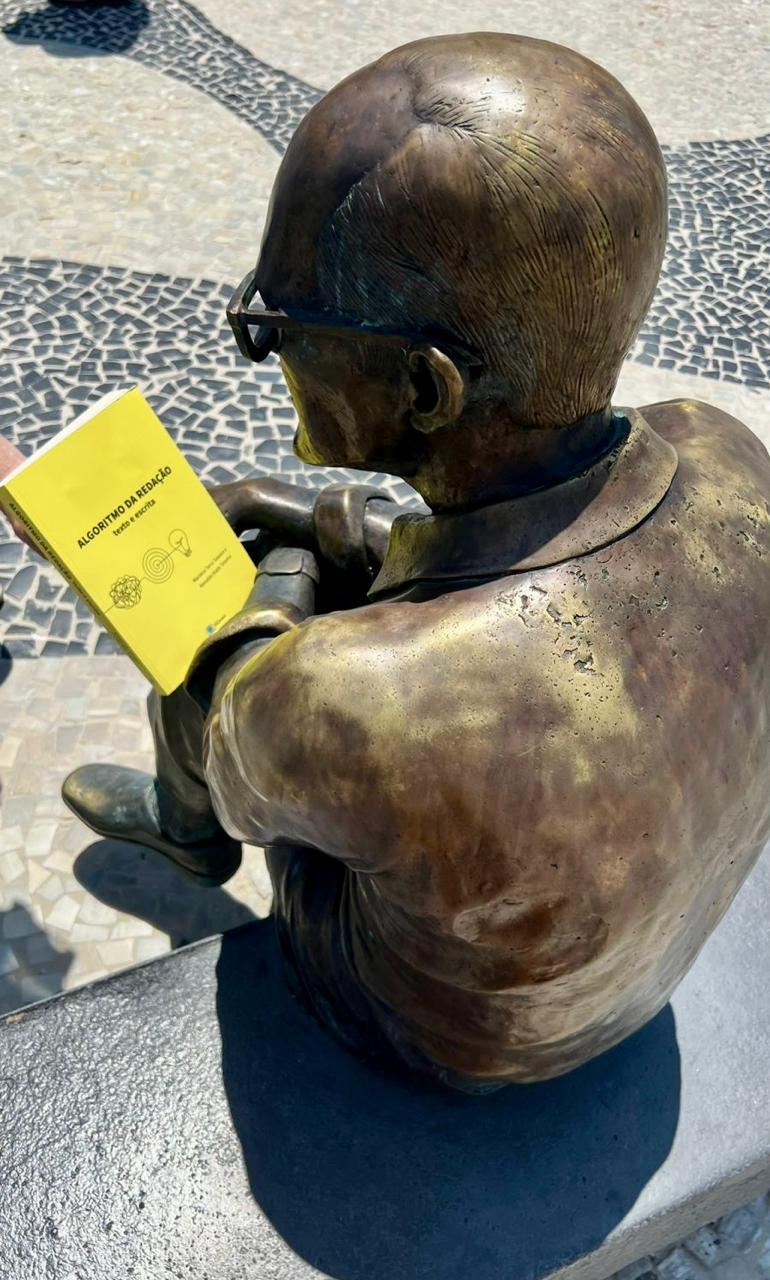 A estátua de Drummond lê o Algoritmo da Redação