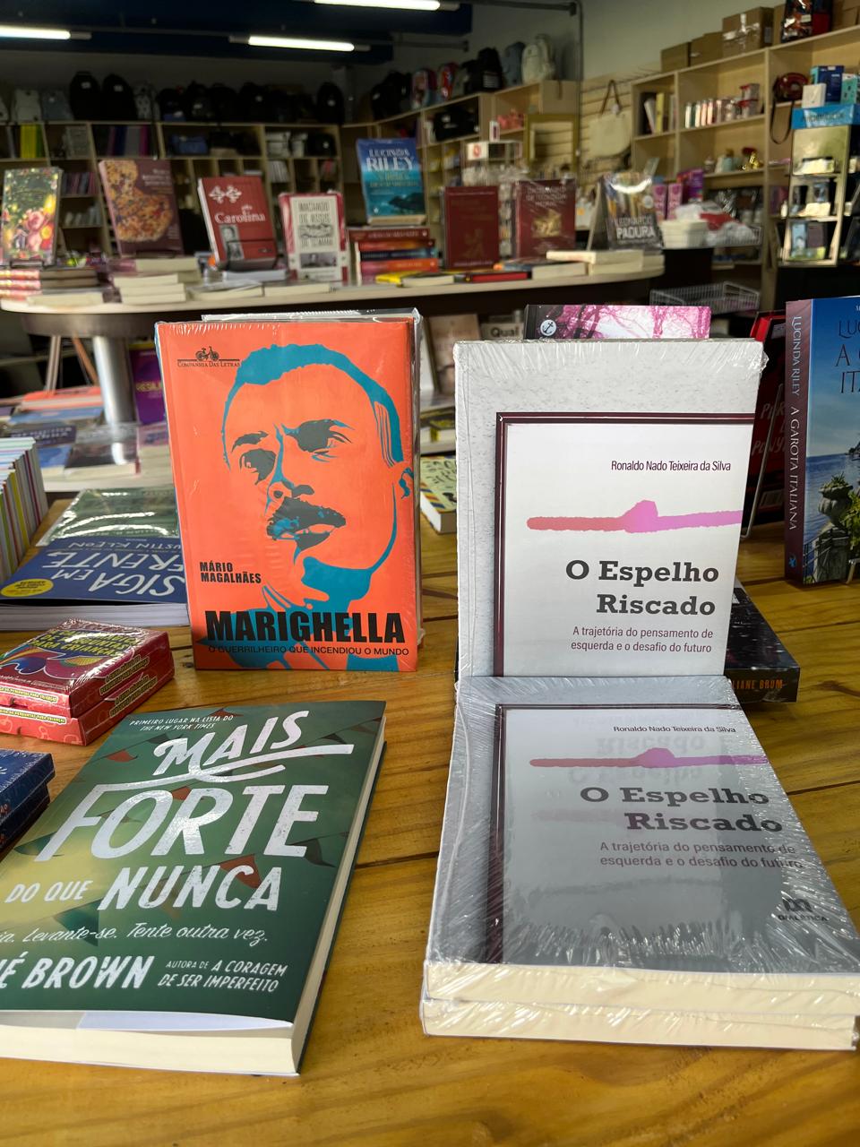 O Espelho Riscado na vitrine, ao lado de Marighella