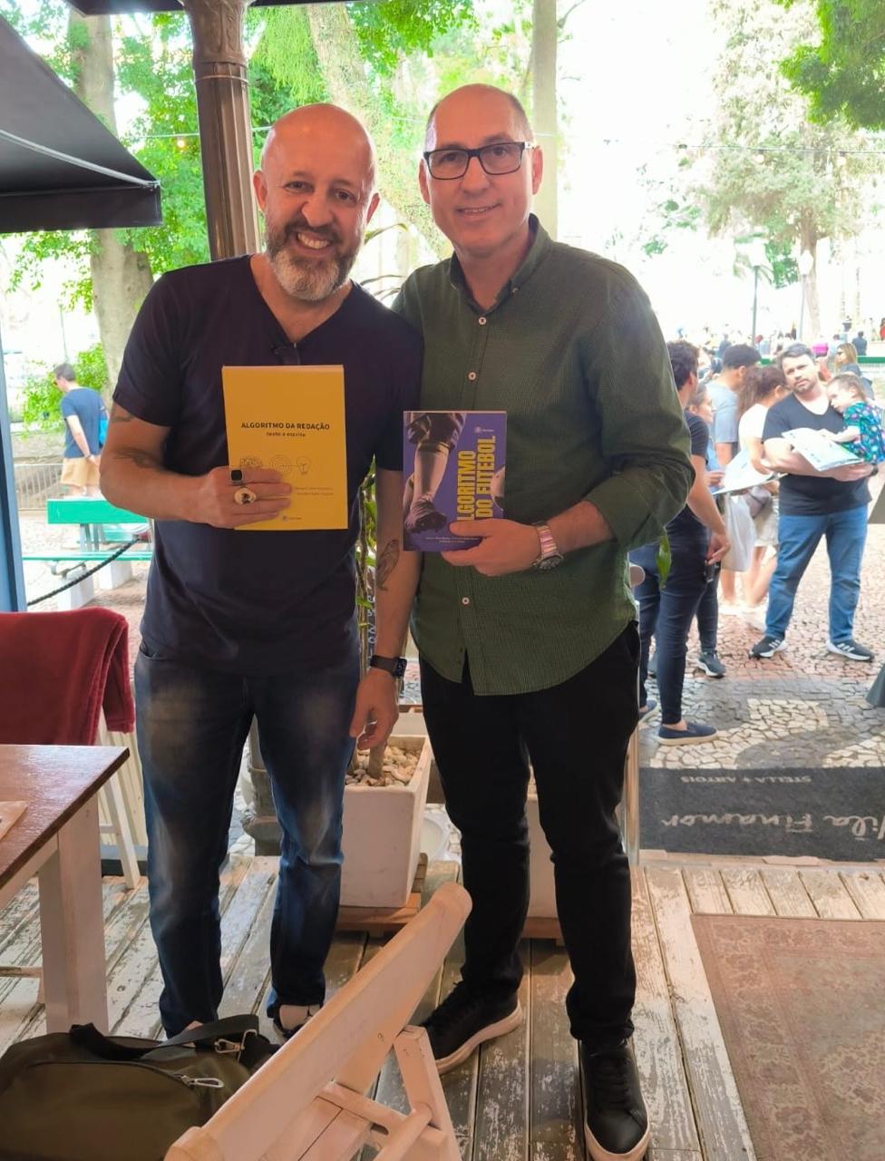 Prof. Nado com os dois Algoritmos em lançamento na Feira do Livro