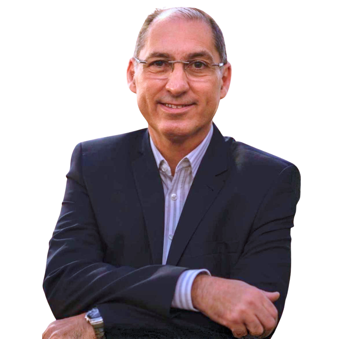 Prof. Nado, de braços cruzados
