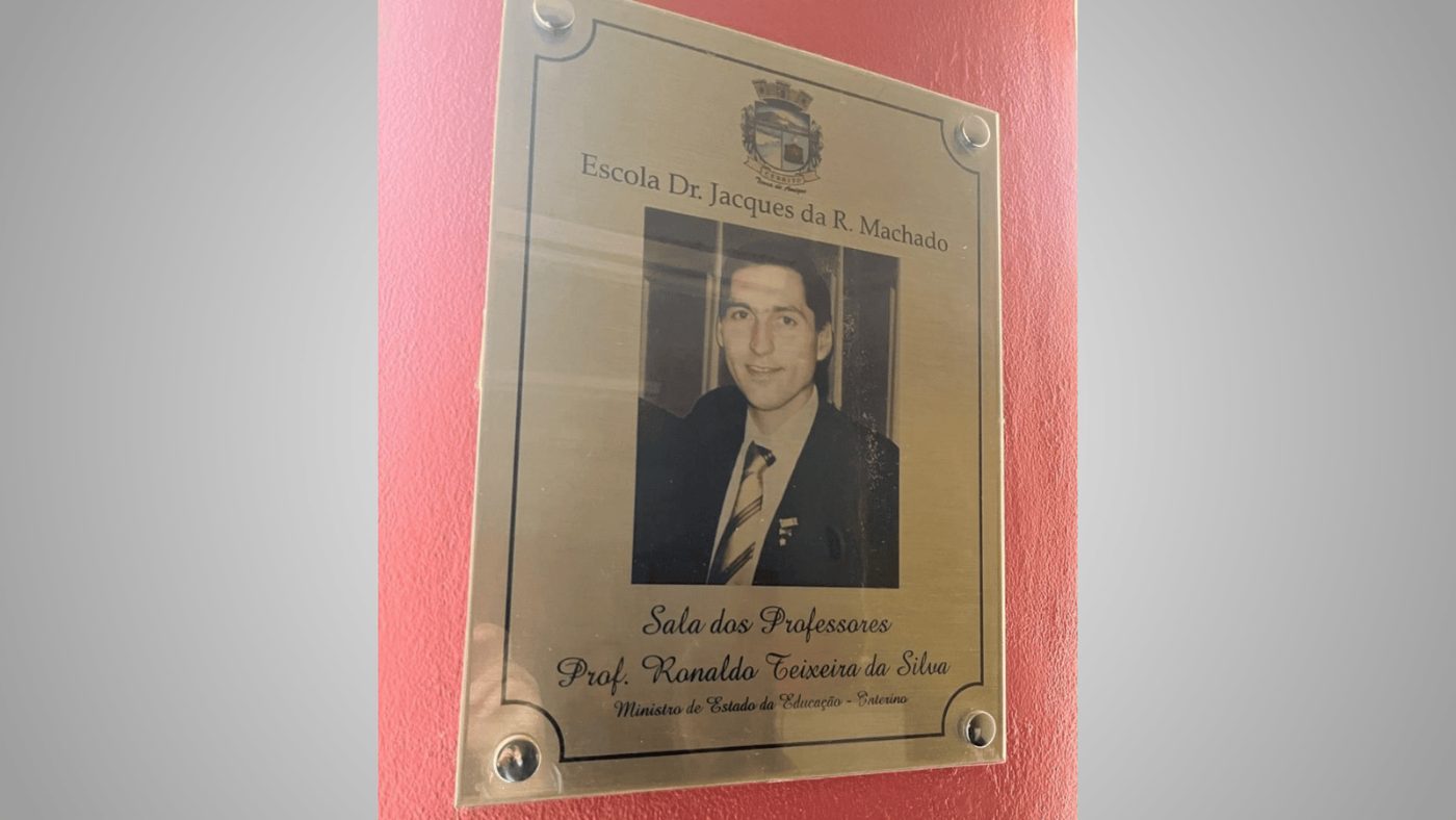 A sala de professores com o nome dele