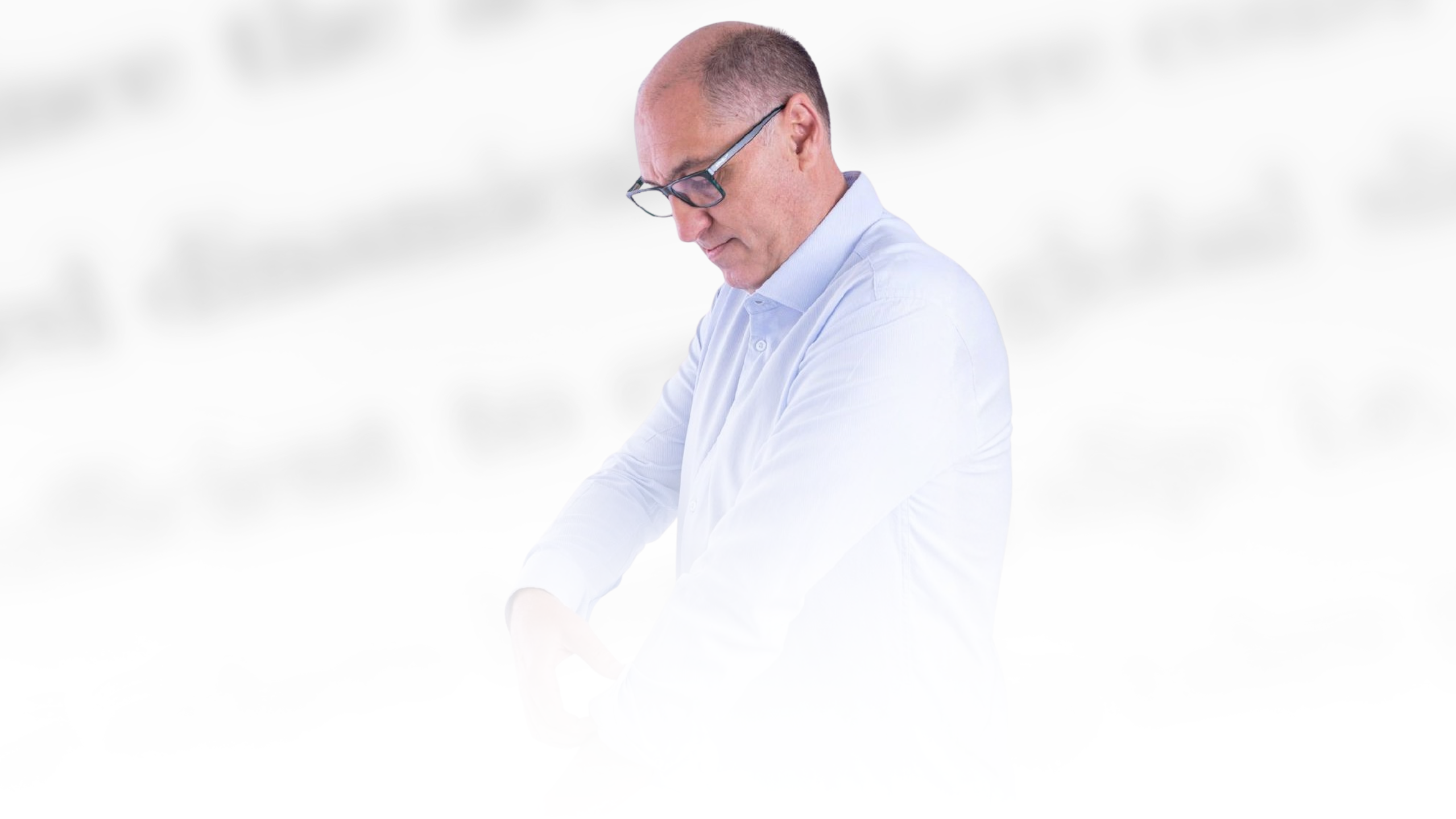 Prof. Nado escrevendo, em sala de aula