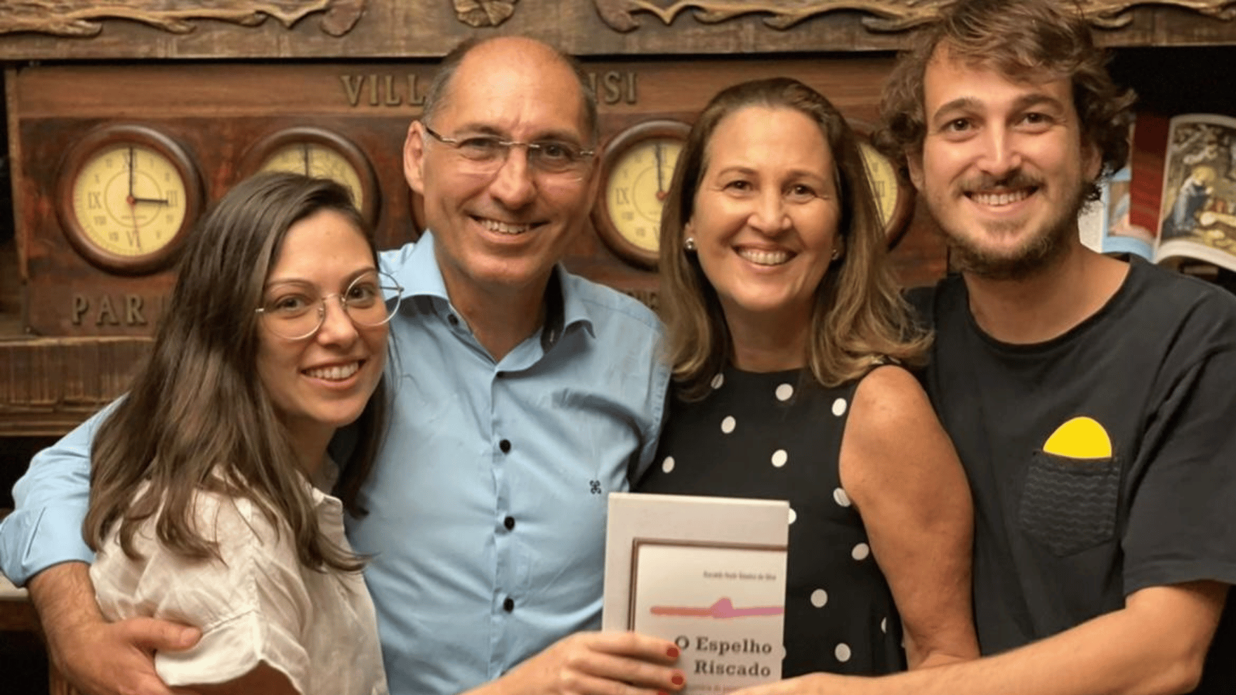 Com a familia, no lançamento de O Espelho Riscado